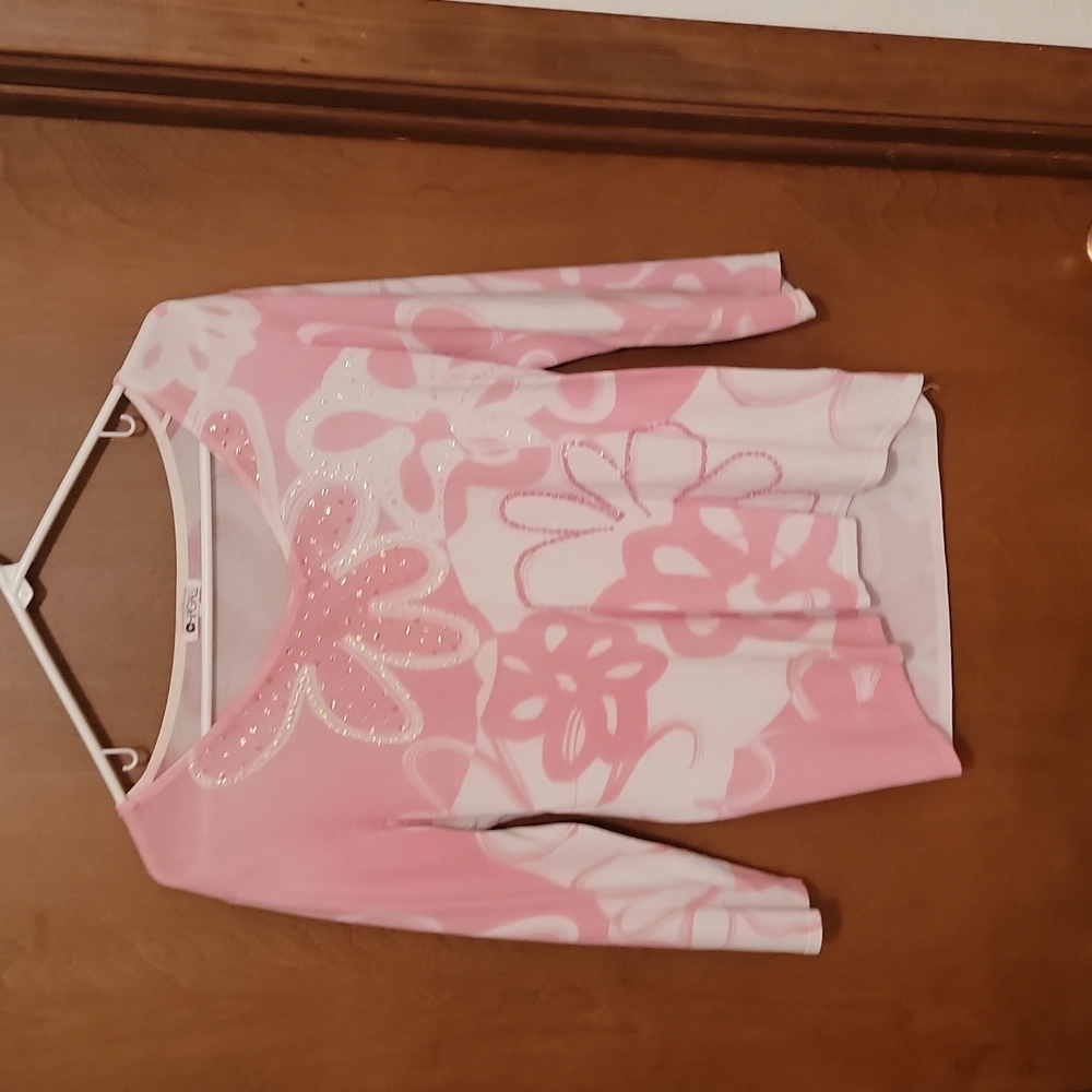 Size large 3/4 sleeve knit top.